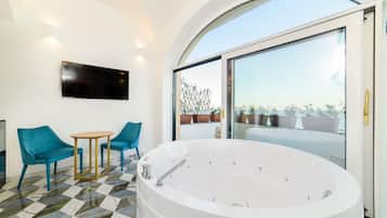 Room, Hot Tub | 1 bedroom, premium bedding, memory-foam beds, in-room safe