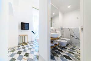 Habitació júnior, banyera | Roba de llit d'alta qualitat i matalassos d'escuma viscoelàstica 
