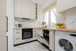 Apartment, 1 Schlafzimmer, Küche | Eigene Küche | Ofen, Geschirrspüler, Wasserkocher mit Kaffee-/Teezubehör, Wasserkocher