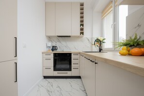 Oven, dishwasher, coffee/tea maker, electric kettle - Ludwiki Apartment Warsaw Wola by Renters (Warsaw)