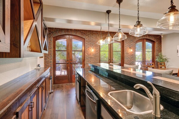 冷蔵庫、電子レンジ、オーブン、コンロ