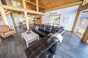 Télévision, cheminée, baby-foot, chaîne hi-fi