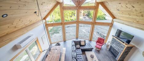 Televisión, chimenea, futbolito, estéreo