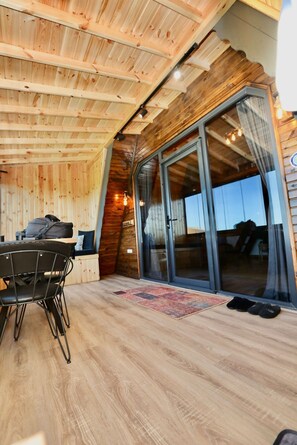 Bungalow Deluxe, vista al lago | 1 habitación, camas Tempur-Pedic, wifi gratis y ropa de cama 