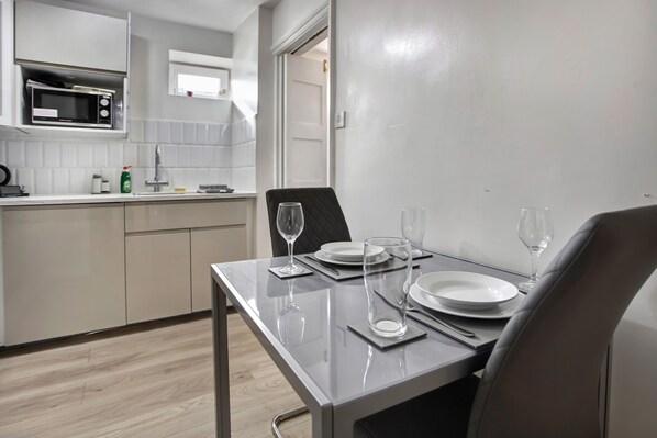 Appartement | Cuisine privée | Réfrigérateur, micro-ondes, four, plaque de cuisson