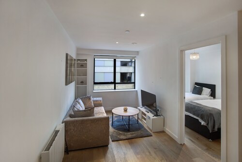 2-bed Apartment, Sleeps 4, Free Parking