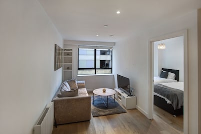 2-bed Apartment, Sleeps 4, Free Parking