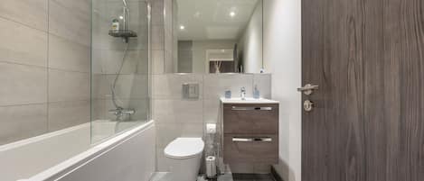 Apartment | Bathroom | Shower, hair dryer, towels, toilet paper