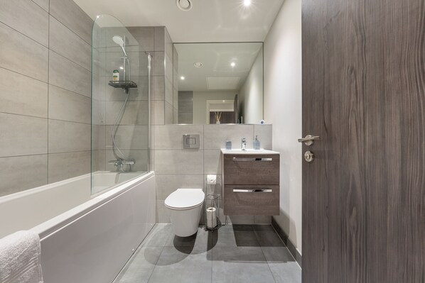 Departamento | Baño | Regadera, secadora de cabello, toallas, papel de baño