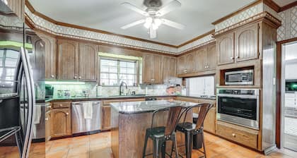 Expansive Texarkana Home w/ Yard: Near Golf!
