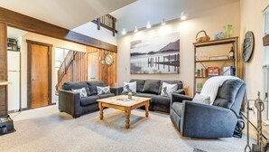 A living room with a sofa set, a coffee table, and a bookshelf. - Community Beach Access: Lake Harmony Townhome (Lake Harmony)