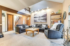 Interior - Community Beach Access: Lake Harmony Townhome (Lake Harmony)