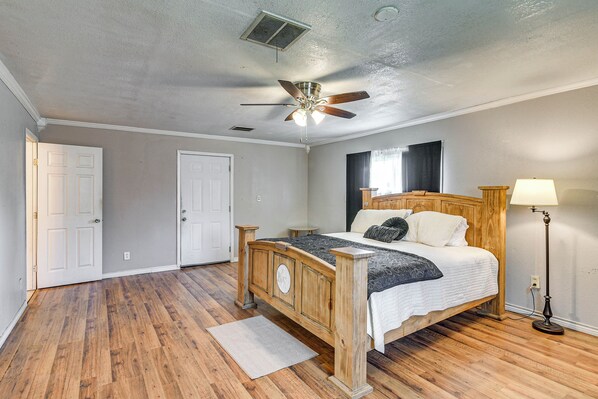 House (4 Bedrooms) | Interior