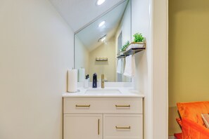 House (2 Bedrooms) | Interior - Cozy Cabin w/ Deck < 1 Mi to Jack Frost Resort! (White Haven)