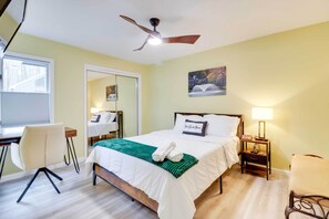 A hotel room with a bed, desk, chair, and a ceiling fan. - Cozy Cabin w/ Deck < 1 Mi to Jack Frost Resort! (White Haven)