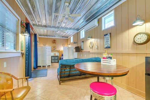 Inglis Studio Home w/ Covered Patio & Grill!