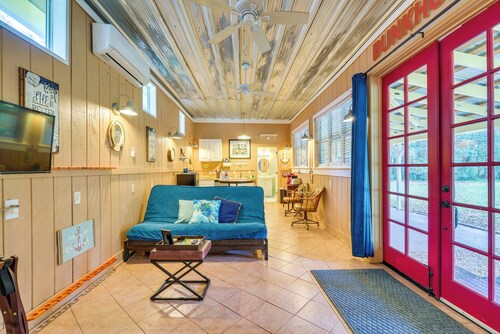 Inglis Studio Home w/ Covered Patio & Grill!