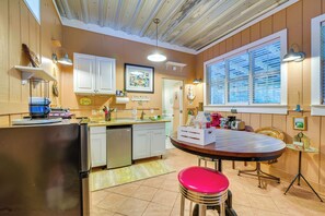 Interior - Inglis Studio Home w/ Covered Patio & Grill! (Inglis)