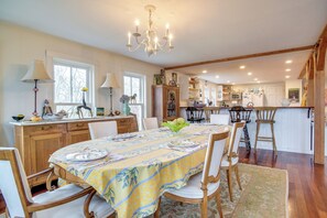 House (4 Bedrooms) | Interior - Beautiful Aquinnah Home: Ocean View, Walk to Beach (Aquinnah)