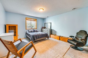 5 bedrooms, bed sheets - Eclectic & Spacious Cadott Getaway w/ Water View (Cadott)