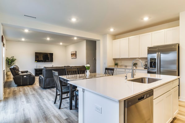 House (5 Bedrooms) | Interior