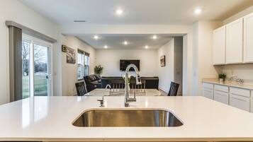 House (5 Bedrooms) | Interior