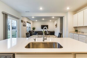 House (5 Bedrooms) | Interior