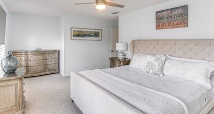 Inviting St Simons Island Townhome: Walk to Beach!