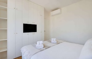 1 bedroom, iron/ironing board, WiFi, bed sheets - An Elegant 1-BR in St-Michel Notre-Dame (Paris)