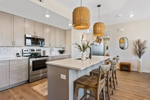 Apartamento, 3 habitaciones | Cocina privada | Frigorífico, horno, cafetera o tetera y tostadora