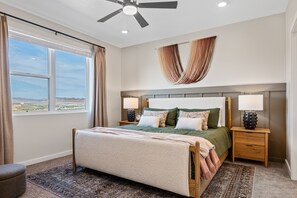 Condo, 3 Bedrooms | 3 bilik tidur, meja, ruang kerja komputer riba, seterika/papan seterika 