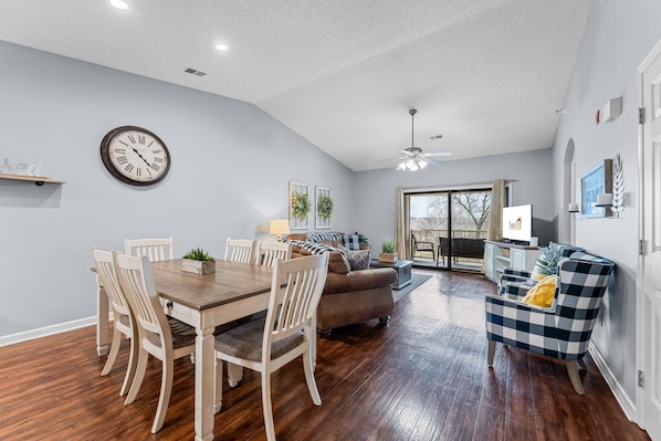 Condo, 2 Bedrooms | Dining