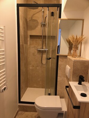 Dusche, Haartrockner, Handtücher, Toilettenpapier