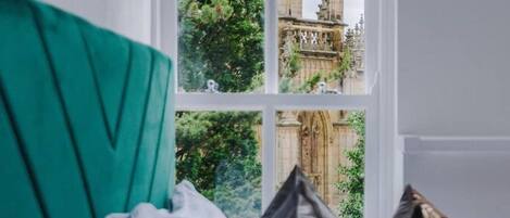 4 habitaciones y tabla de planchar con plancha