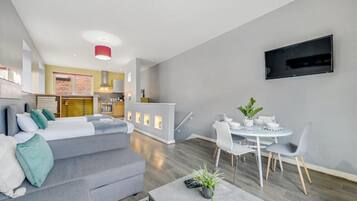 1 habitación y tabla de planchar con plancha
