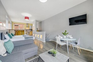 Casa | 1 dormitorio y tabla de planchar con plancha