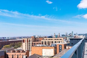 3 habitaciones y tabla de planchar con plancha