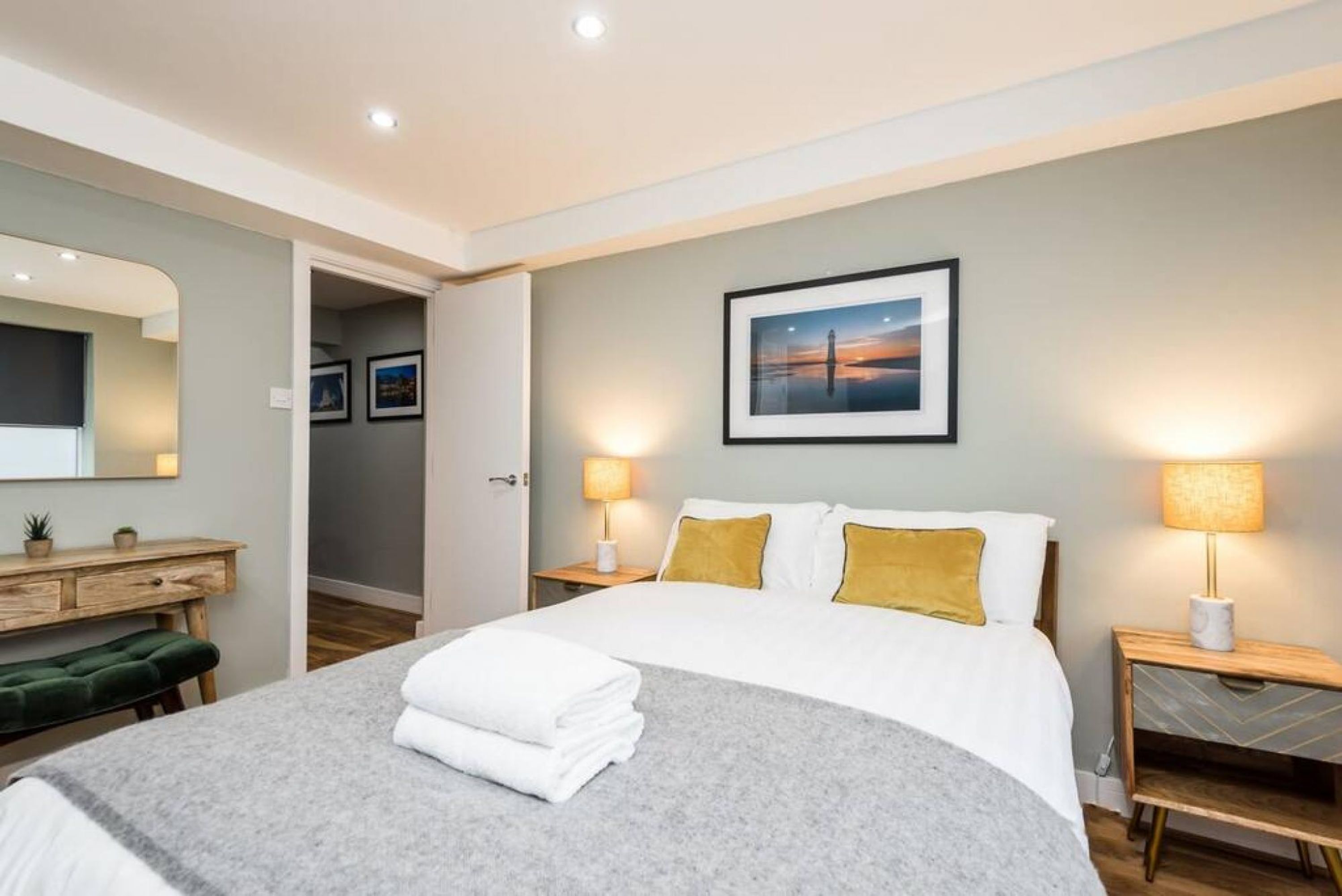 Casa | 1 quarto, escrivaninha