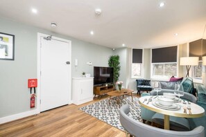 Apartment | 1 bedroom, desk