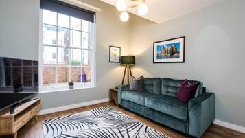 House | 1 bedroom, desk, iron/ironing board