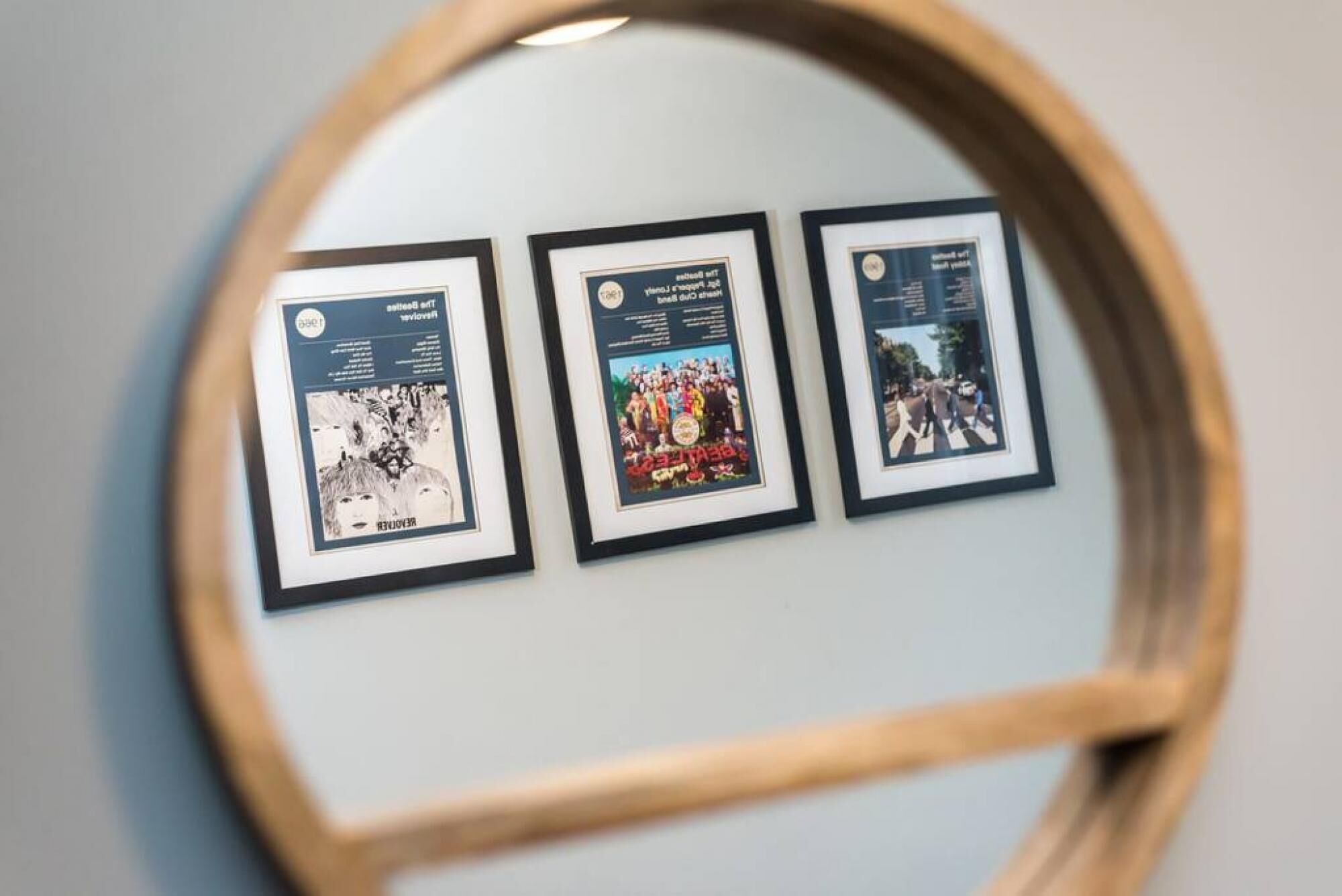 Trois photographies encadrées accrochées au mur.