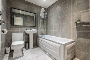Casa | 2 habitaciones, escritorio y tabla de planchar con plancha 