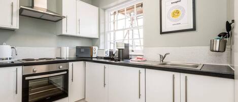 Apartment | 2 bedrooms, desk, iron/ironing board