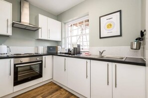 2 bedrooms, desk, iron/ironing board - Host Stay Catharine Quarters I (Liverpool)