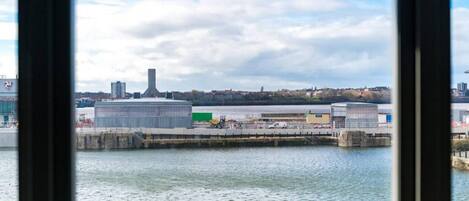 Une zone industrielle située au bord de l’eau, avec de grands bâtiments et un quai.