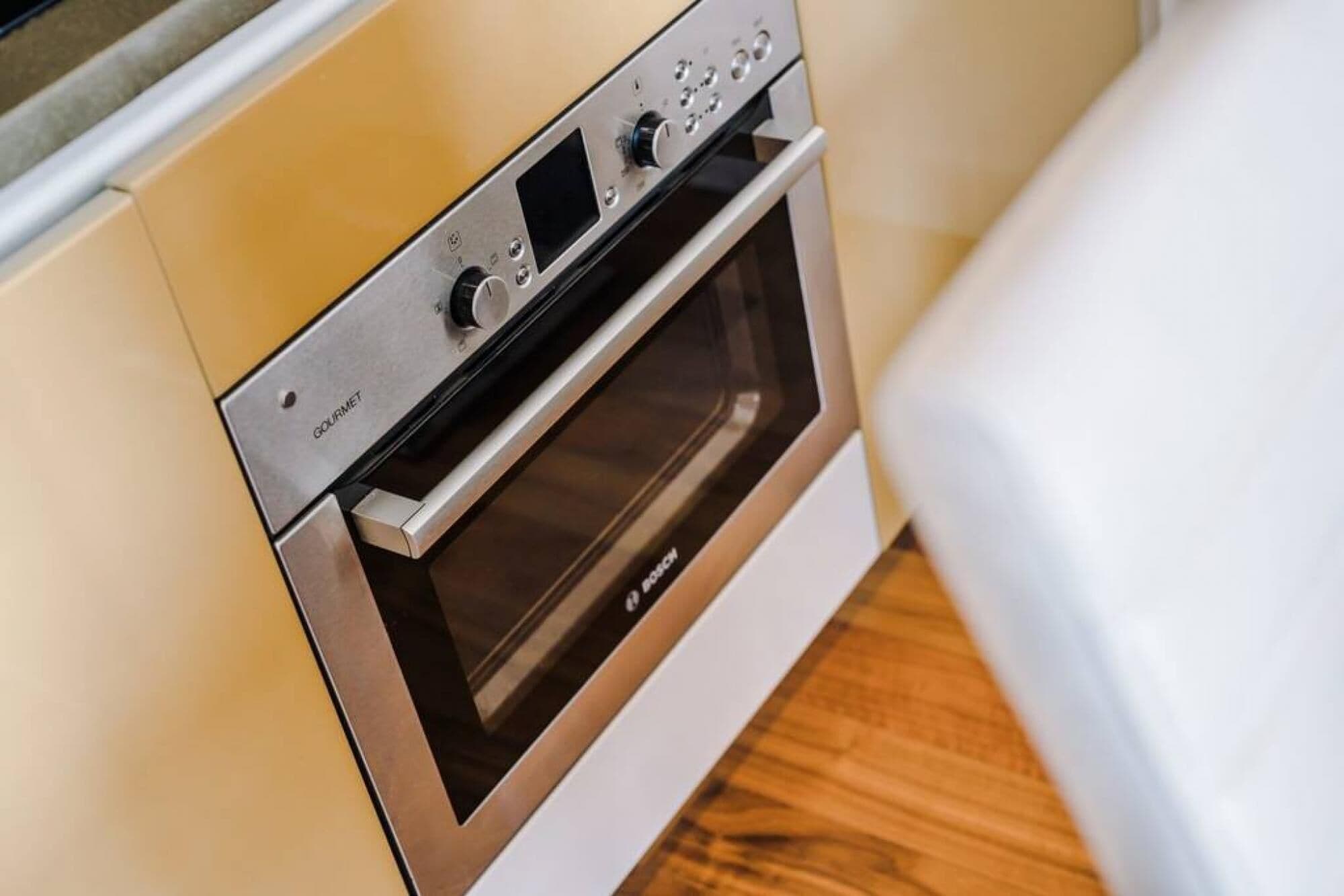 Une cuisine équipée d’un four encastré et d’un four à micro-ondes.