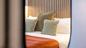 A bed with white bedding and a wooden headboard. - Host Apartments Halifax House II (Liverpool)