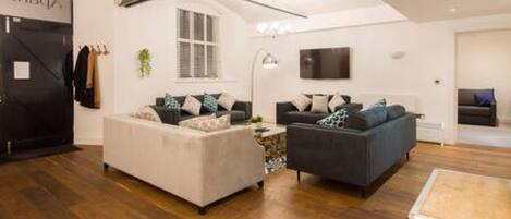 2 habitaciones y tabla de planchar con plancha