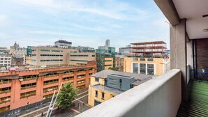 Stadsgezicht met moderne gebouwen, een parkeergarage en een heldere lucht.