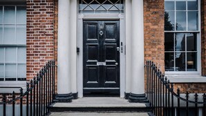 A black double door with a number plate, flanked by white columns and a black iron fence. - Host Apartments The Georgian Quarters at Canning (Liverpool)